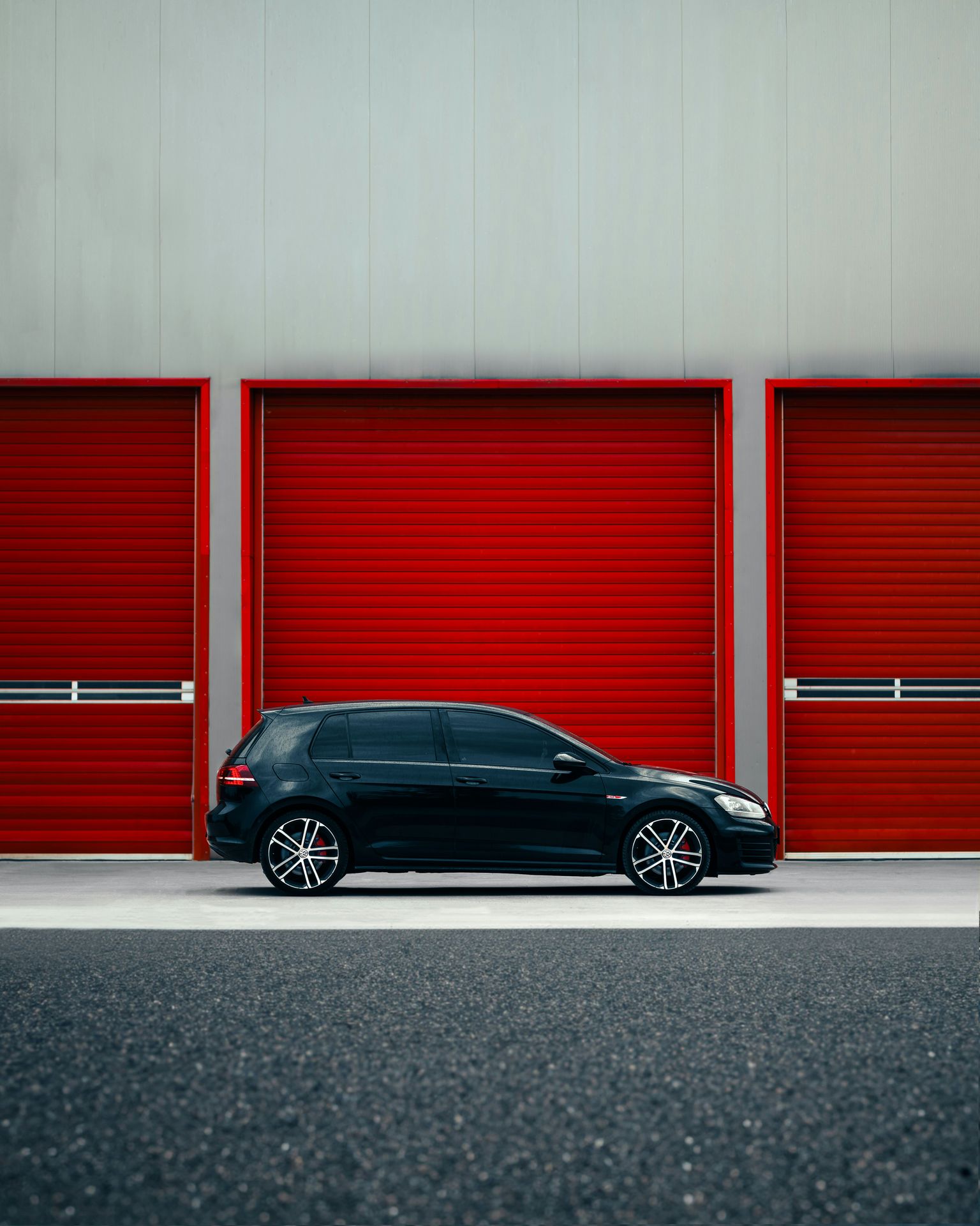 montaż bramy garażowej samochód i brama garażowa